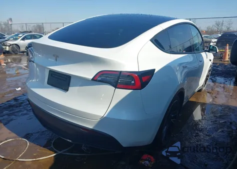 2024 Tesla Model Y Long Range Single Motor Rear-Wheel Drive/Rwd z USA, uszkodzony, nr VIN 7SAYGDED3RF093468